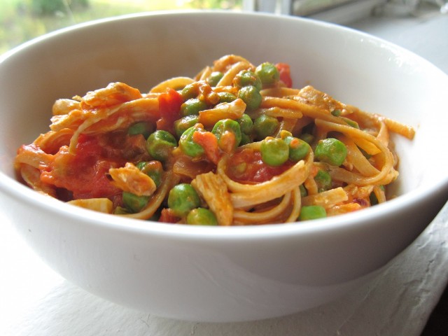 Pasta with turkey and peas