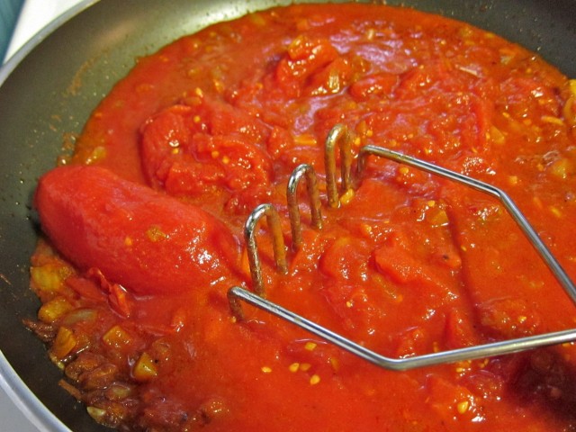 Mashing tomato sauce