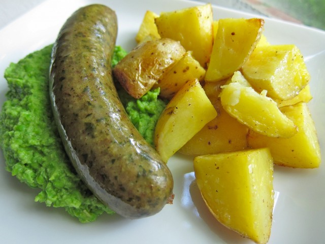 Pesto sausage with green pea mash and potatoes