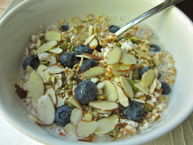 Puffed wheat with blueberries 2