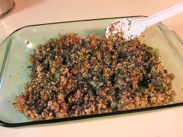 Mixing seaweed into brown rice