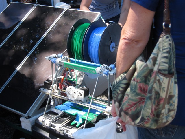 Solar-powered 3D plastic printer
