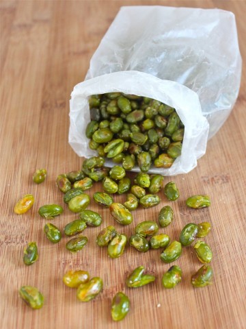 Crunchy roasted popcorn edamame